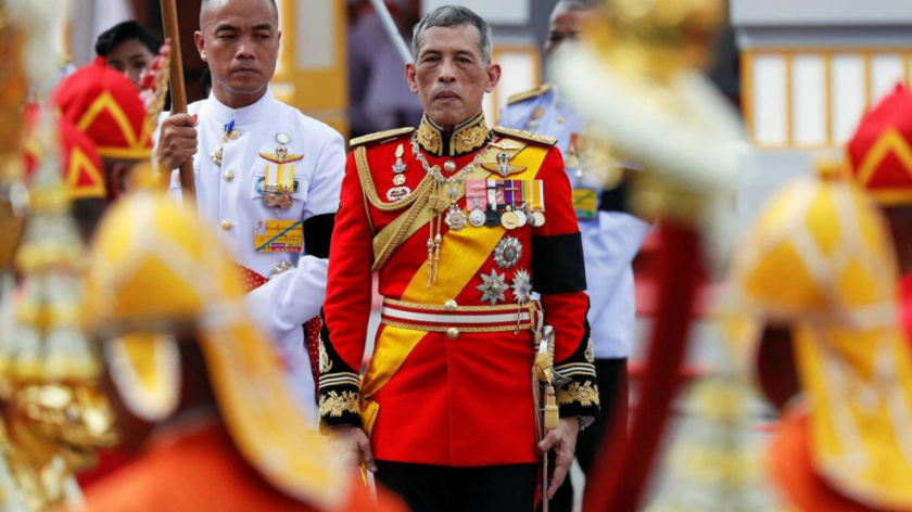 El rey de Tailandia ratifica nuevo Gobierno continuista con la Junta Militar