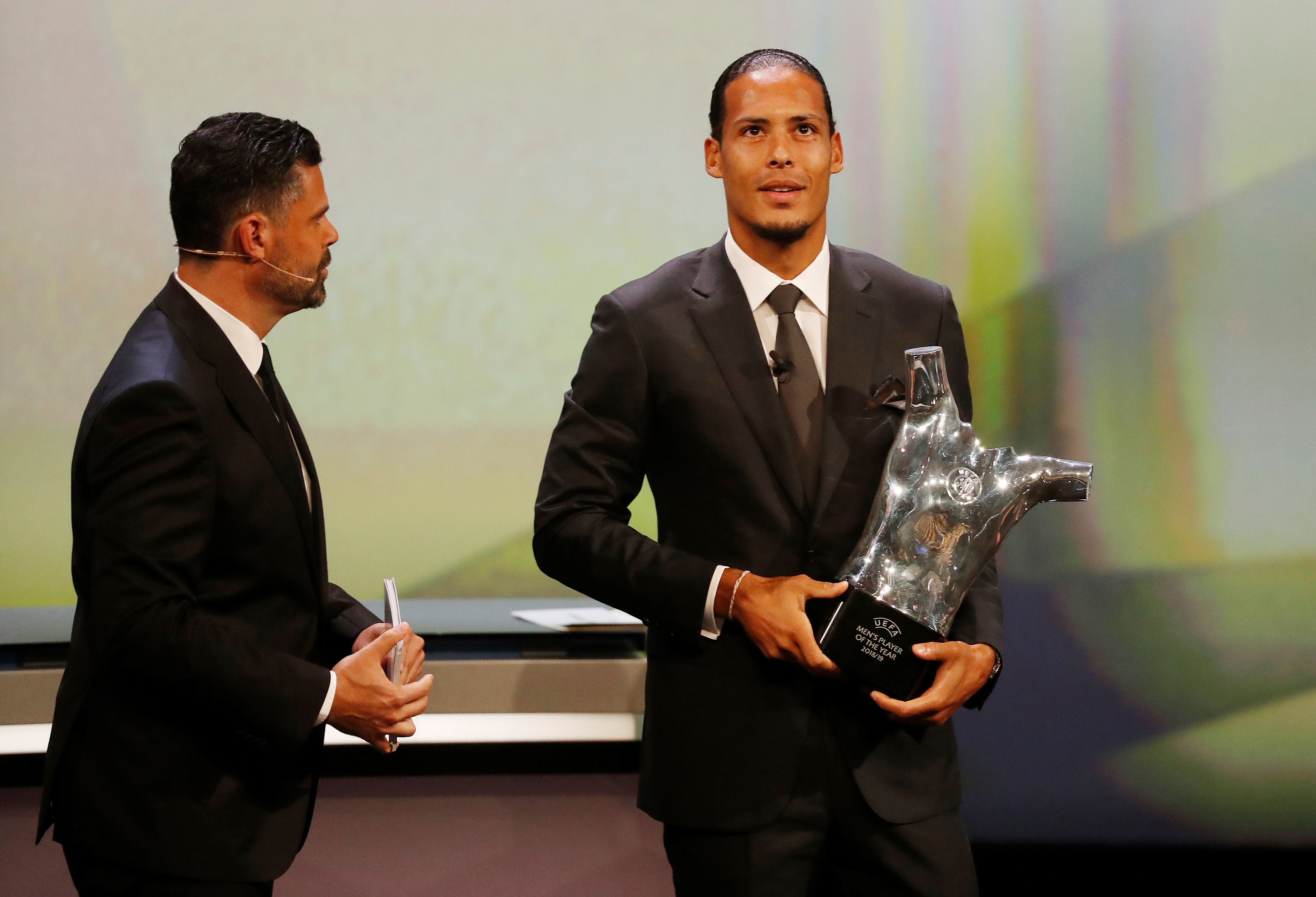 Virgil Van Dijk es el mejor jugador de UEFA, en una noche mágica al lado de Cristiano y Messi