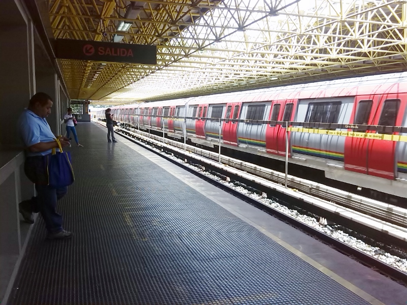 Usuarios del Metro de Carcas desalojaron a oscuras un tren accidentado en Caño Amarillo (Video)