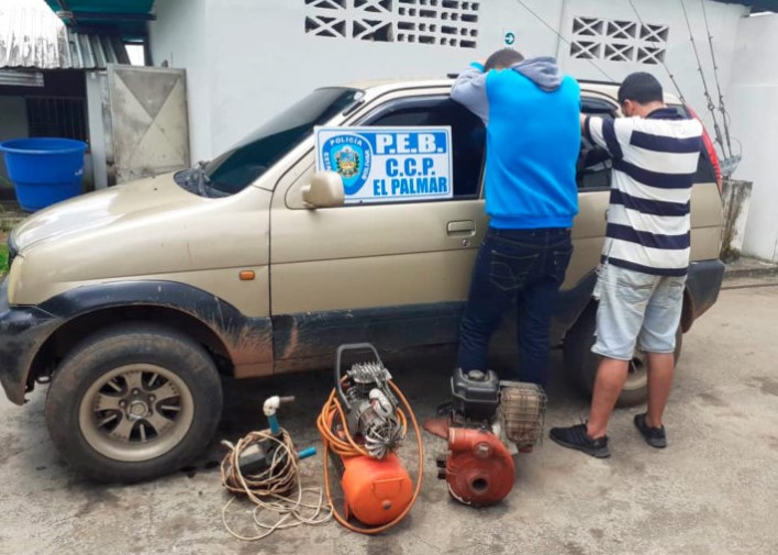 Le ponen los “ganchos” a dos hombres por robar una finca en el estado Bolívar