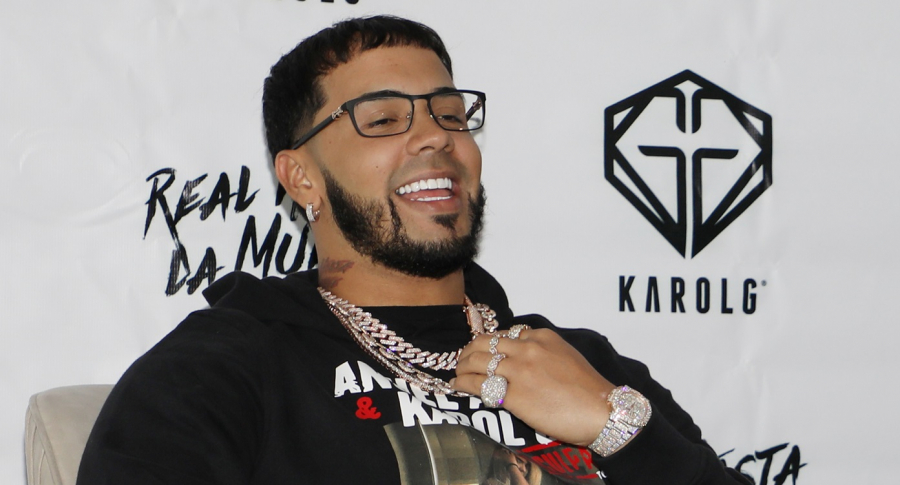 ¡Descarado! En pleno concierto, fanático intentó robarle lujoso reloj a Anuel (VIDEO)