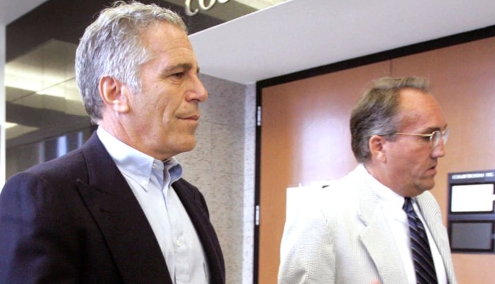 Tiemblan los poderosos con las fotos que encontraron en la casa de Jeffrey Epstein