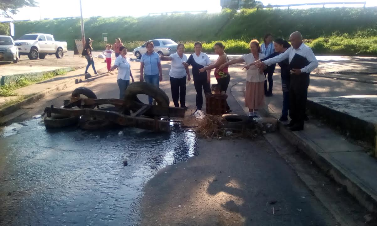 Tocuyito se desborda de aguas negras e inmundicia (FOTOS)