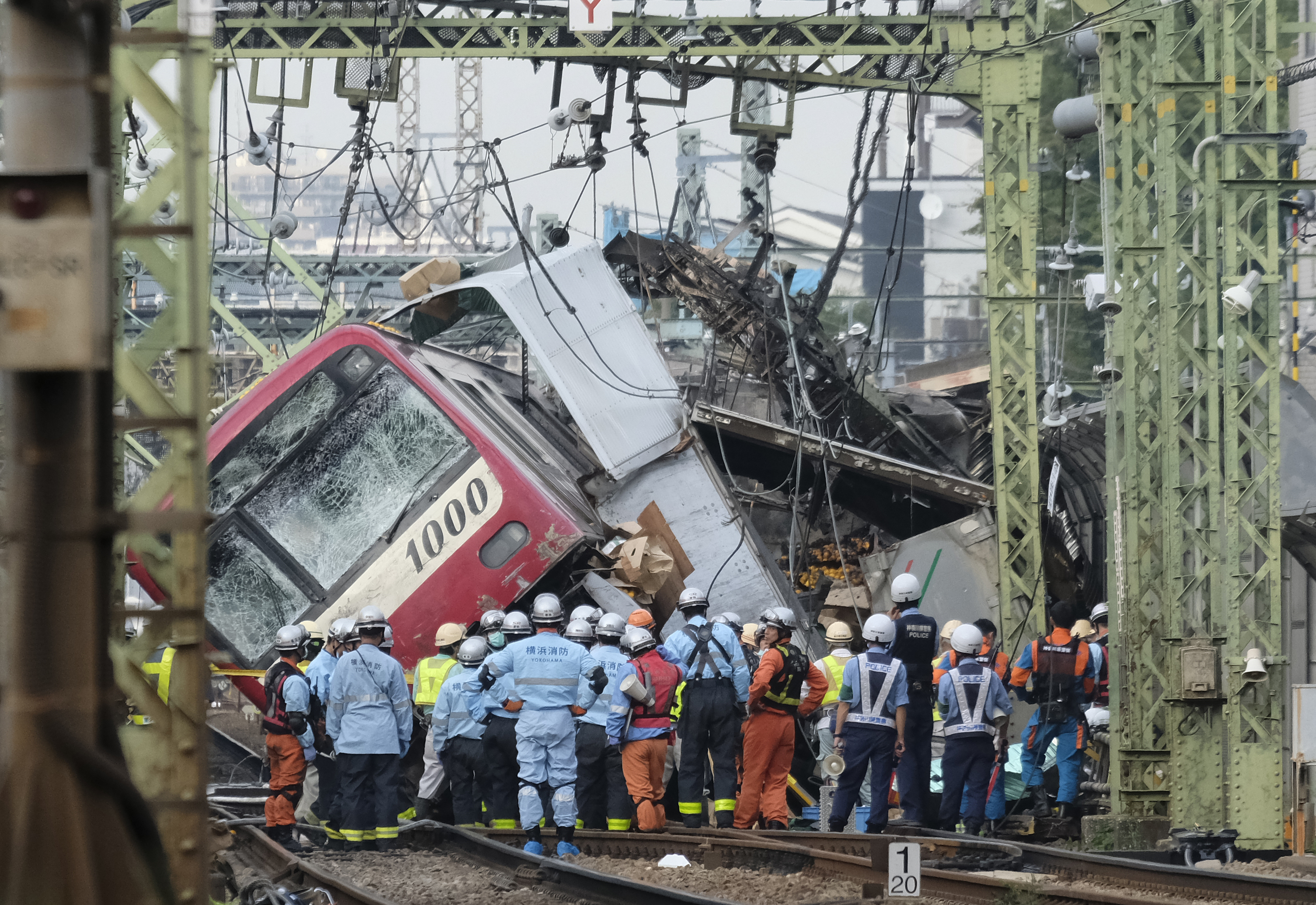 Al menos un muerto tras el aterrador choque entre un camión y un tren en Japón (FOTOS)