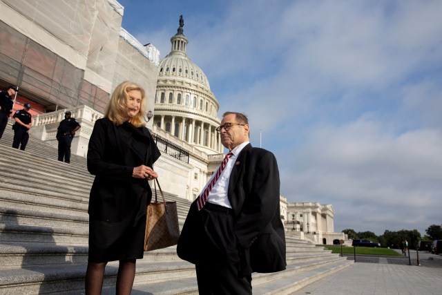 El presidente del Comité Judicial de la Cámara, el demócrata Jerry Nadler (R) habla con el representante demócrata de Nueva York Carolyn Maloney (