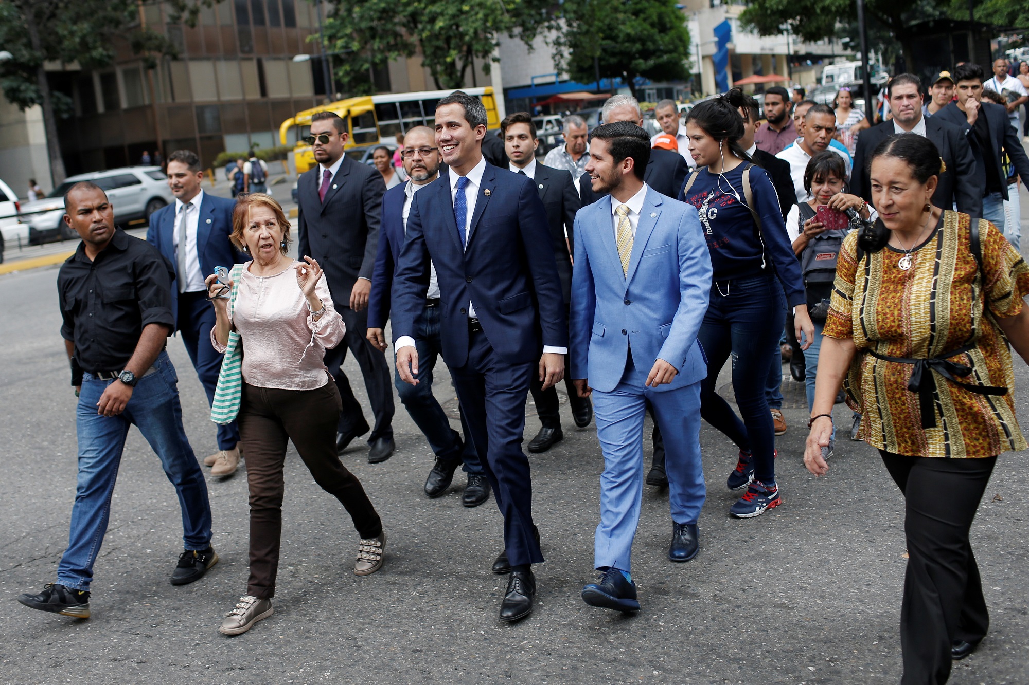 La simpatía caraqueña abrazó a Juan Guaidó cuando subió a una camioneta como uno más (VIDEO)