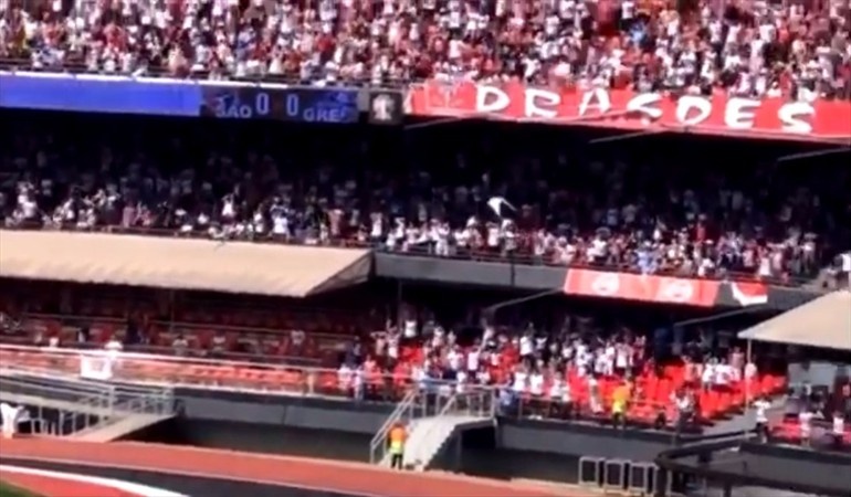 Así fue la TERRIBLE caída de un hincha del tercer piso de un estadio en un juego de fútbol (VIDEO)