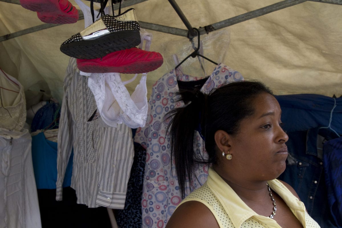 Venezolanos sobreviven de los rebusques y el “sobretrabajo”