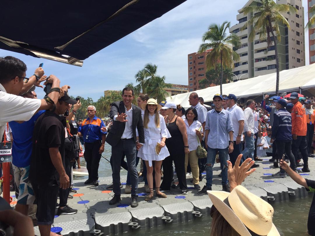 Mientras Guaidó celebra con la Virgen del Valle en Lechería, Maduro sólo pudo escribir por Twitter