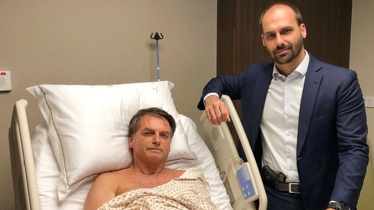 Polémica en Brasil por una foto de Eduardo Bolsonaro posando armado junto a su padre