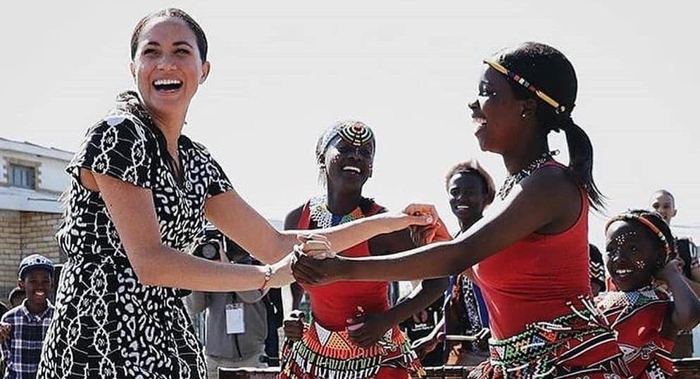 ¿Duques bailando? Así movió la cadera Meghan Markle en África (+VIDEO)