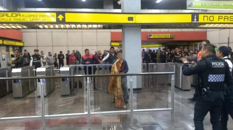 Entró al metro, gritó “¡me quieren ver morir!” y después se cortó el cuello