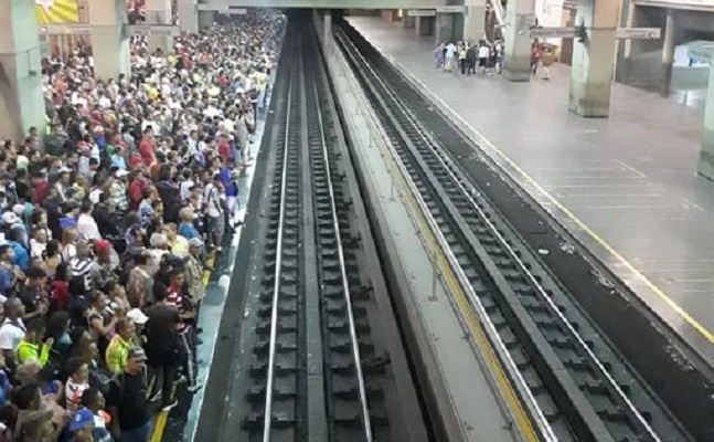 10:30 am ¡CAOS TOTAL! Se mantiene el retraso en la Línea 1 del Metro de Caracas (Videos) #18Sep