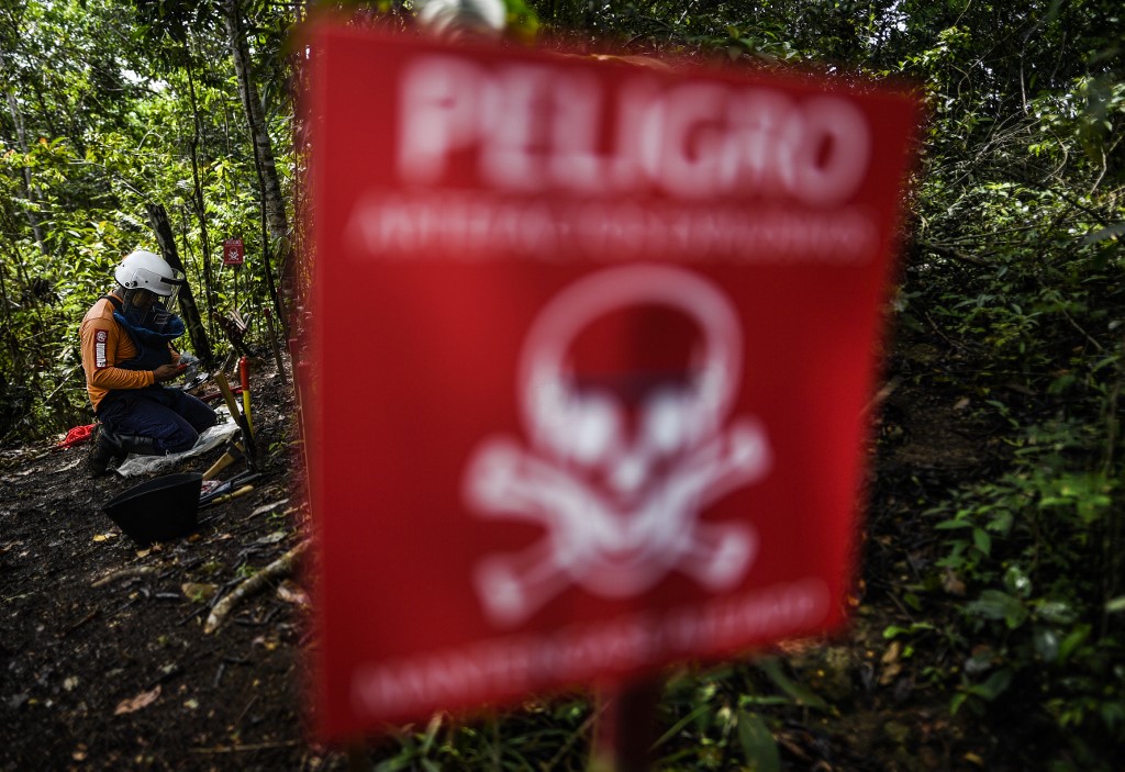 Desminar Colombia, la tarea de los exguerrilleros que sembraron explosivos