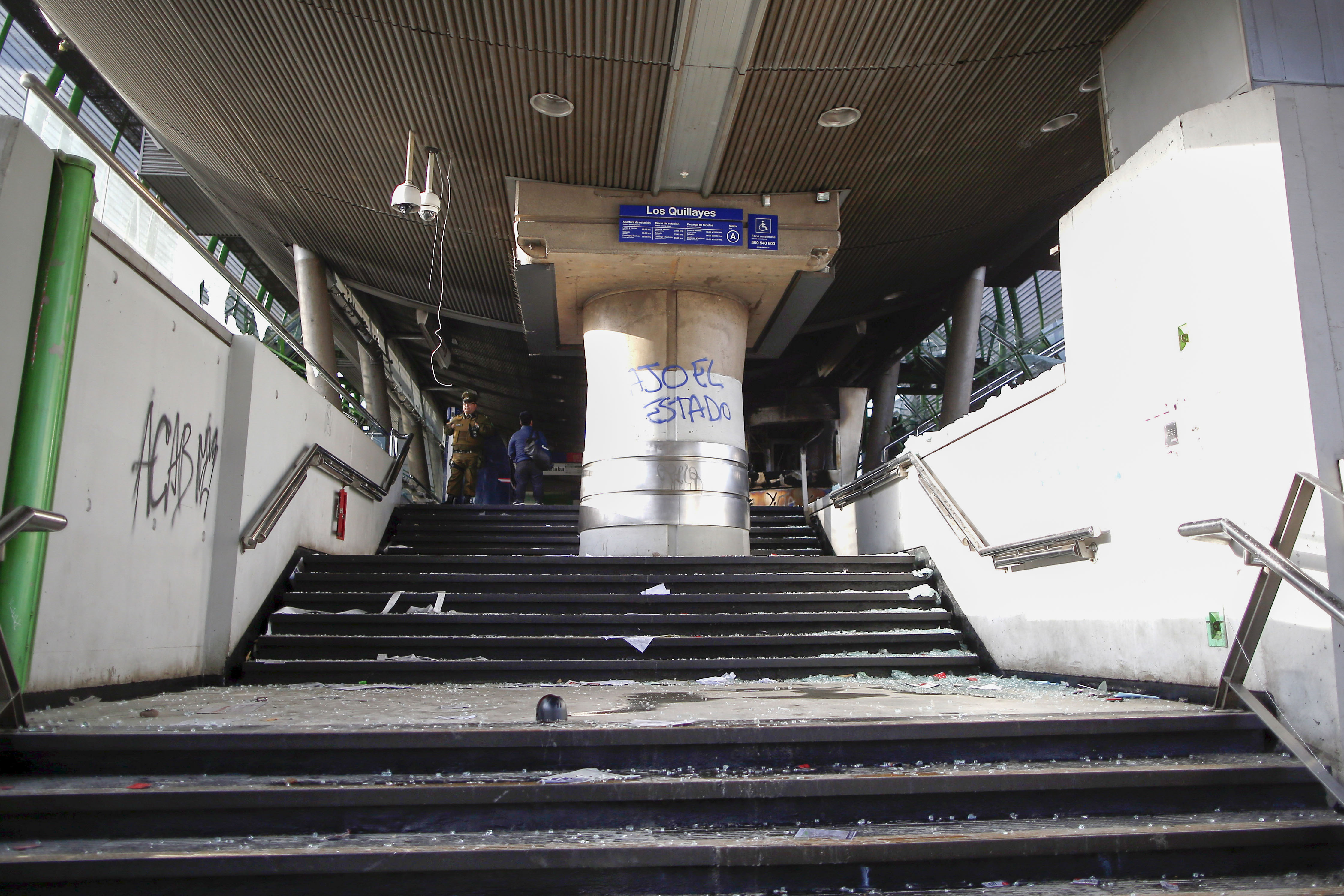 Juzgado chileno absuelve a dos hombres por quema de metro en estallido social