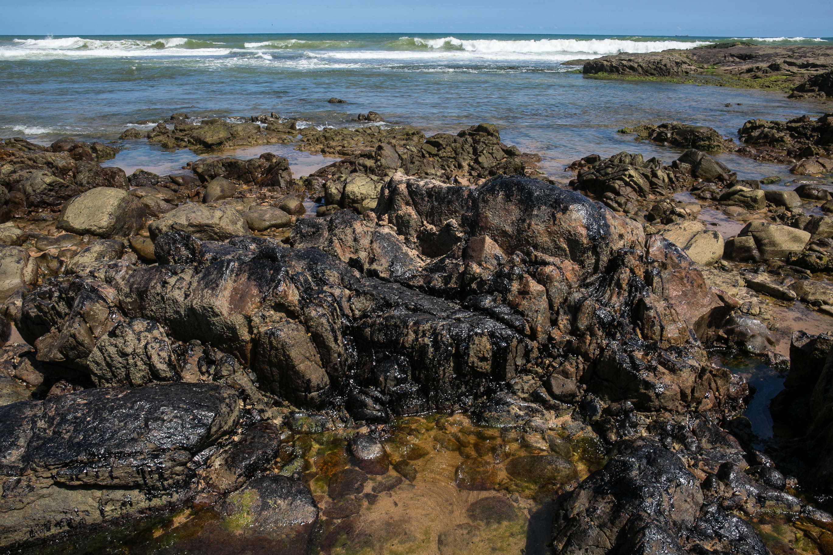 Brasil enviará militares para reforzar acciones en playas afectadas por petróleo