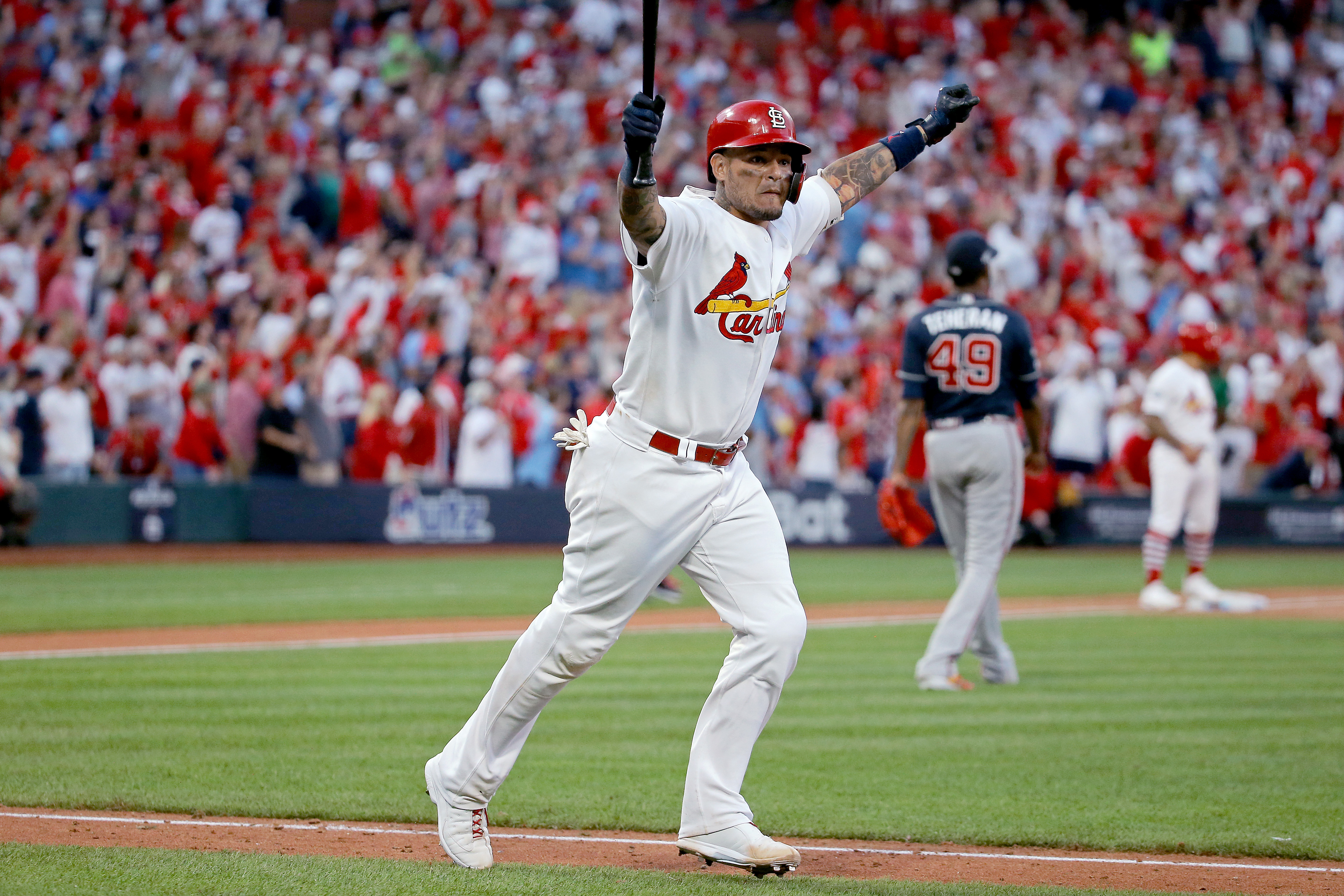 Yadier Molina fue el héroe en triunfo de los Cardenales para igualar la serie ante Bravos