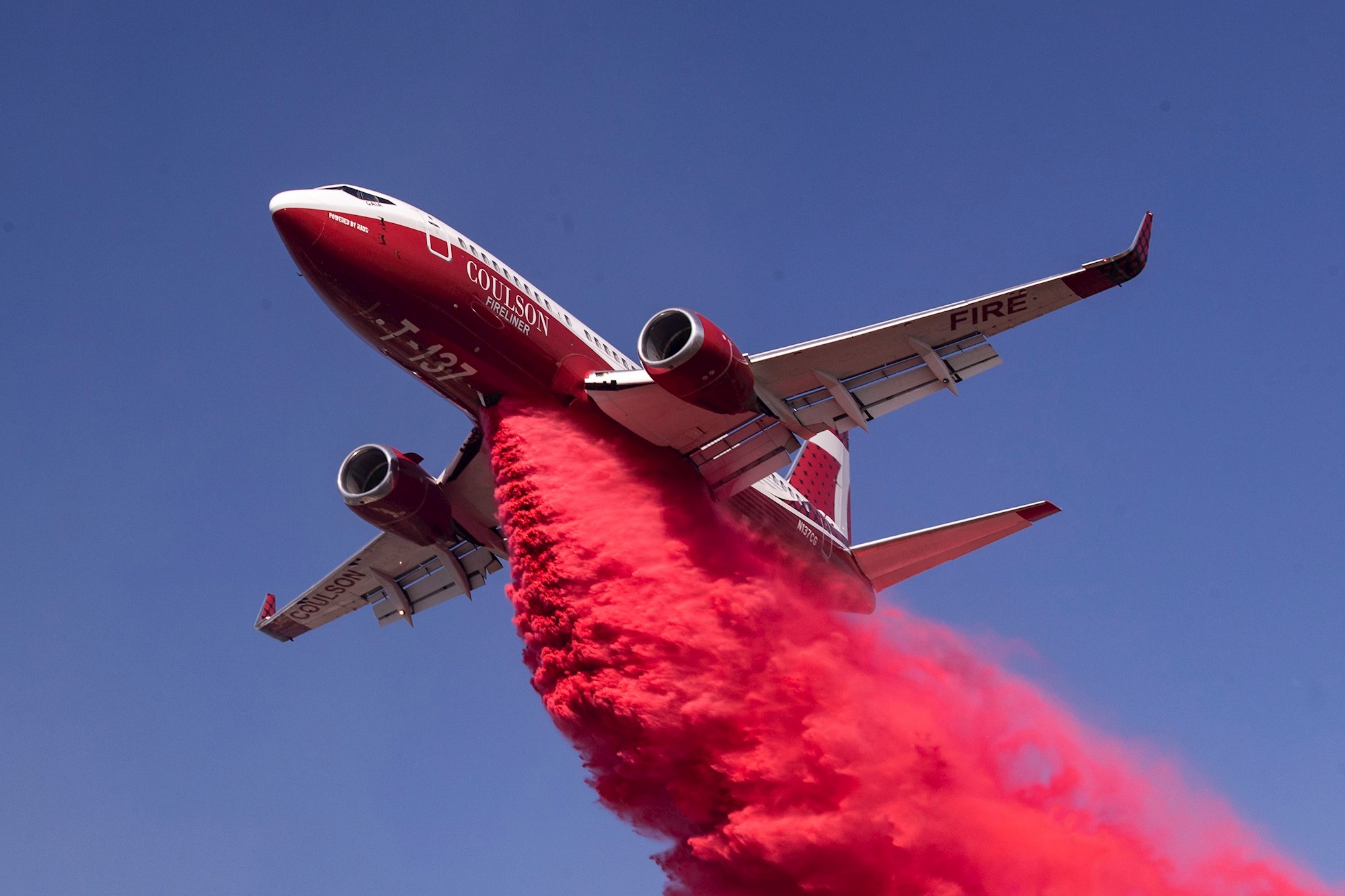 En California llueve gel retardante contra los incendios y ahora está pintada de rosa (fotos)