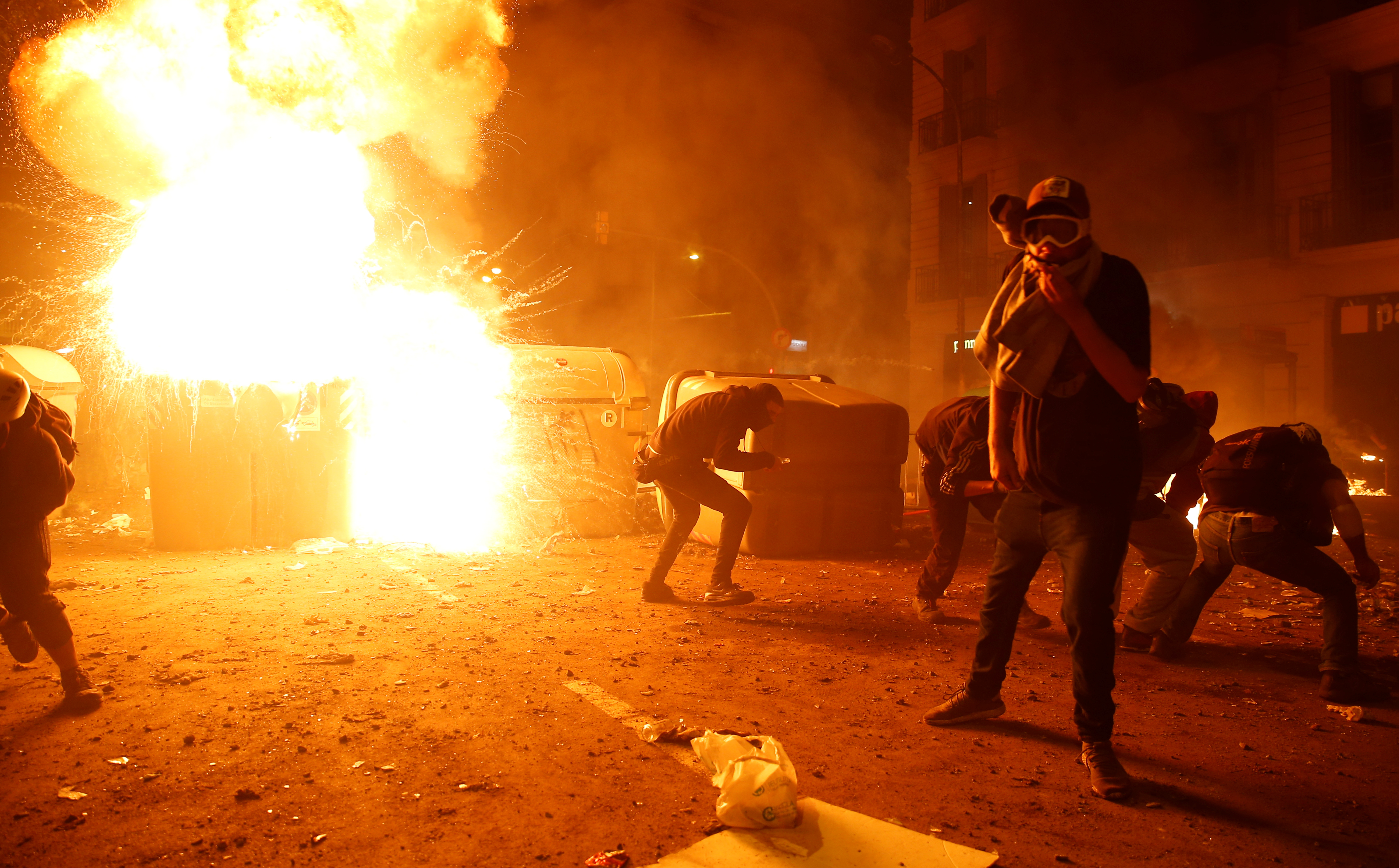 Gobierno español denuncia la “extrema” violencia en protestas vandálicas en Cataluña