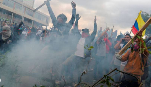 En VIDEO: Manifestantes violentos prendieron en llamas a varios policías en Ecuador