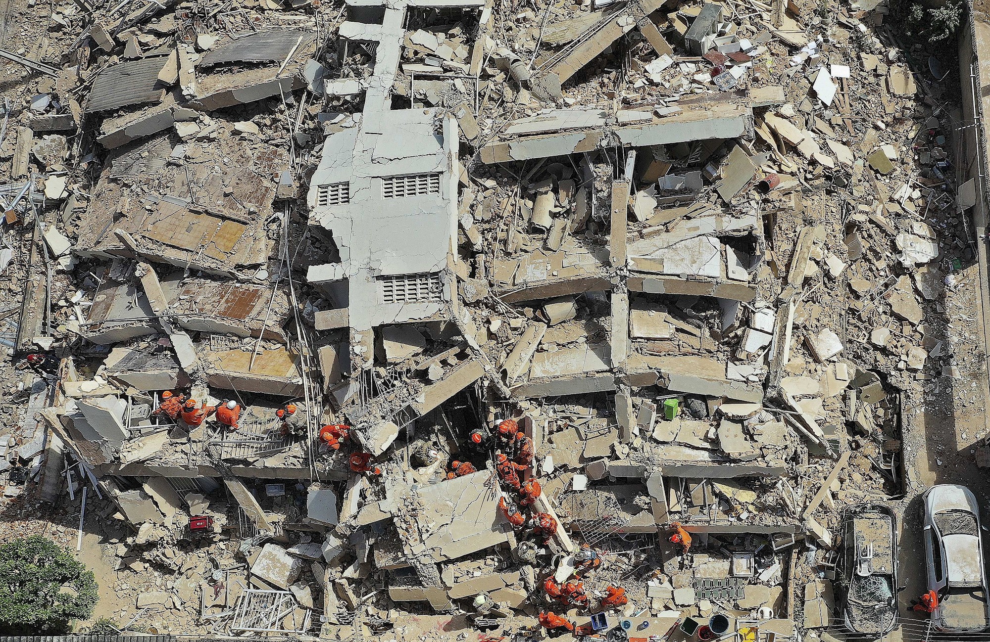 Confirman dos muertos y nueve desaparecidos en el derrumbe de un edificio en Brasil