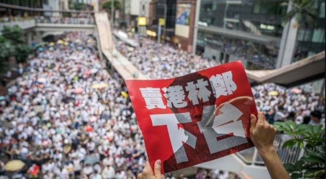 El instante en que un oficial disparó su revólver contra un manifestante en Hong Kong (VIDEO)