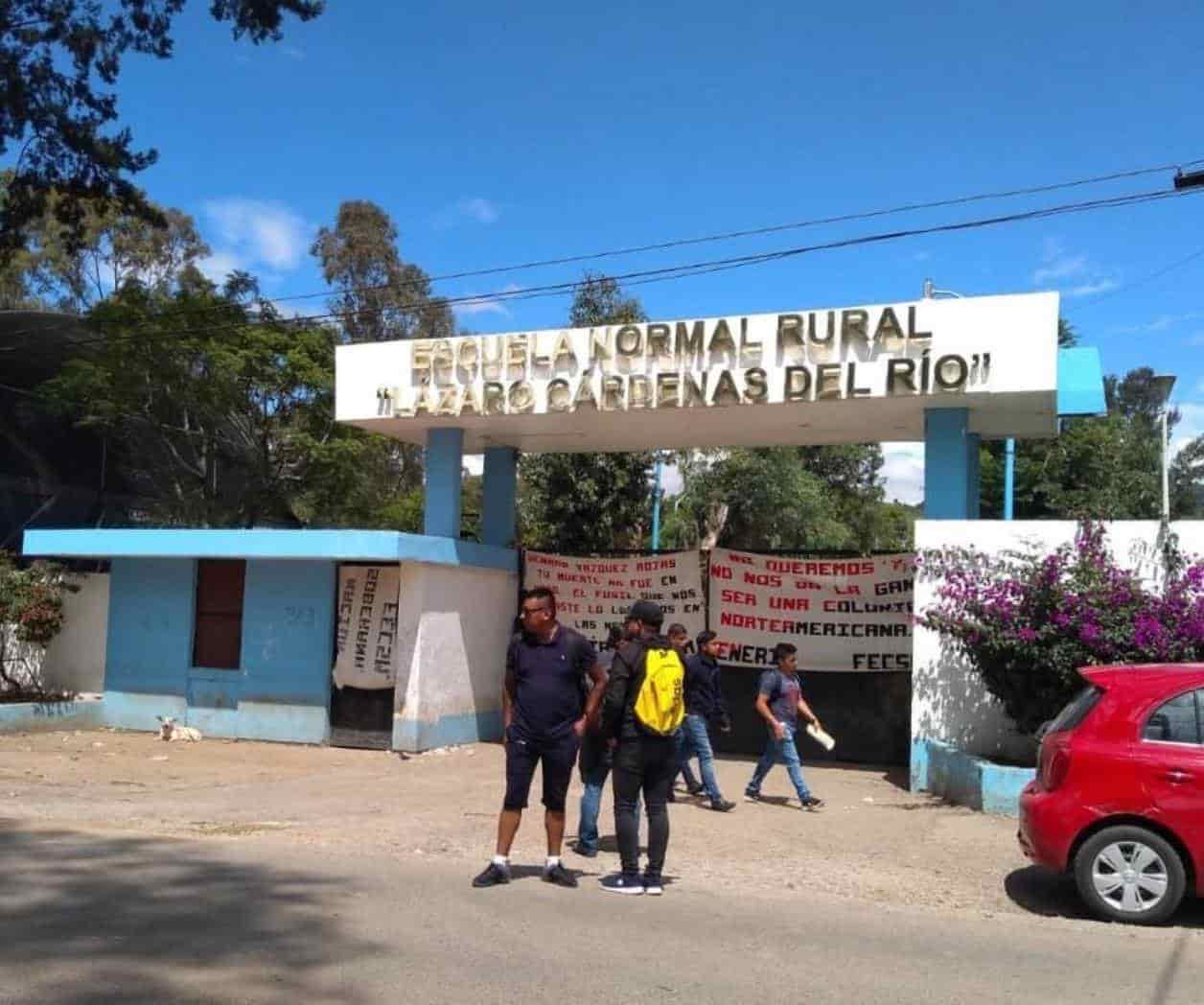 Estudiantes de México retienen en escuela a 92 chóferes y varios autobuses