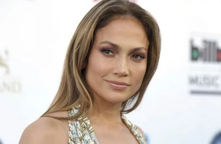 ¡Diosa! JLo y su vestido trasparente de infarto que dejó poco a la imaginación (VIDEOS)