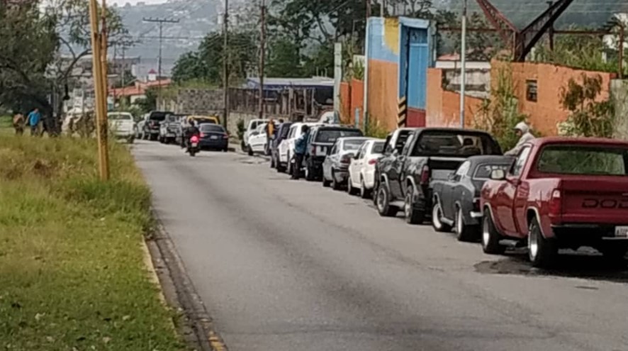 Así amanecieron las kilométricas colas para surtir gasolina en Mérida #23Oct (Fotos)