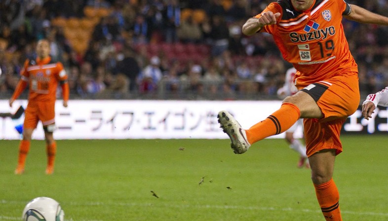 En video: Un futbolista anota un gol con una barrera un poco inusual y los aficionados enloquecen