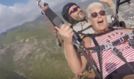 El momento en el que una turista se estrelló con un parapente en el mar de Turquía (VIDEO)