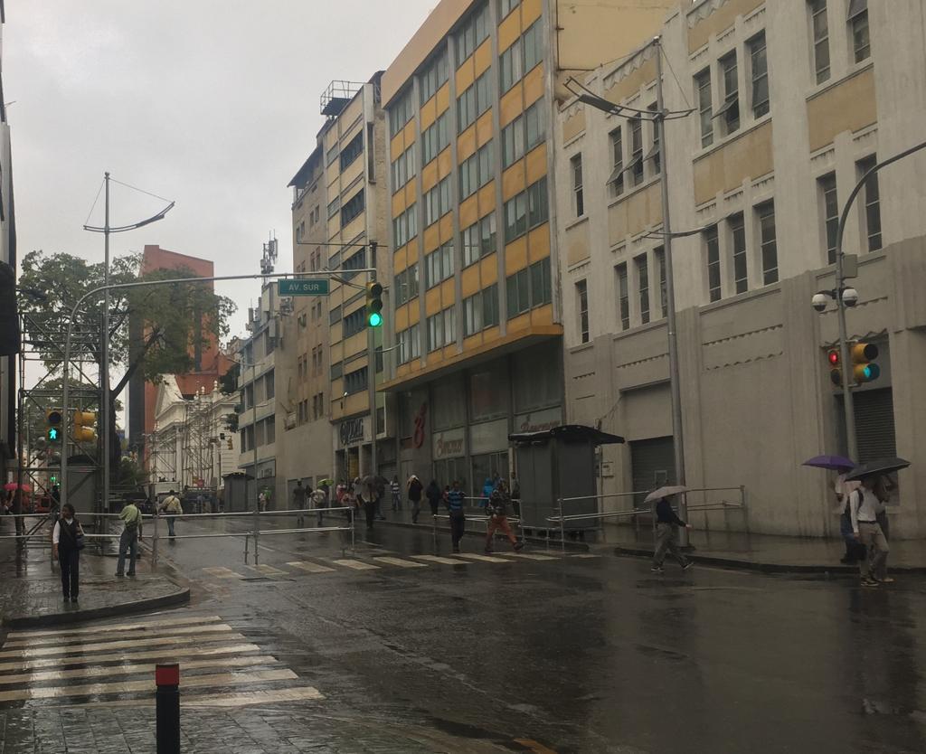 Cerrada la entrada Este del Palacio Federal Legislativo por tarima roja, rojita #15Oct (Foto)