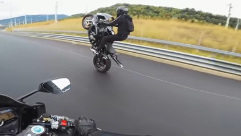 Bloguera rusa graba su propio y aparatoso accidente de moto (Imágenes sensibles)