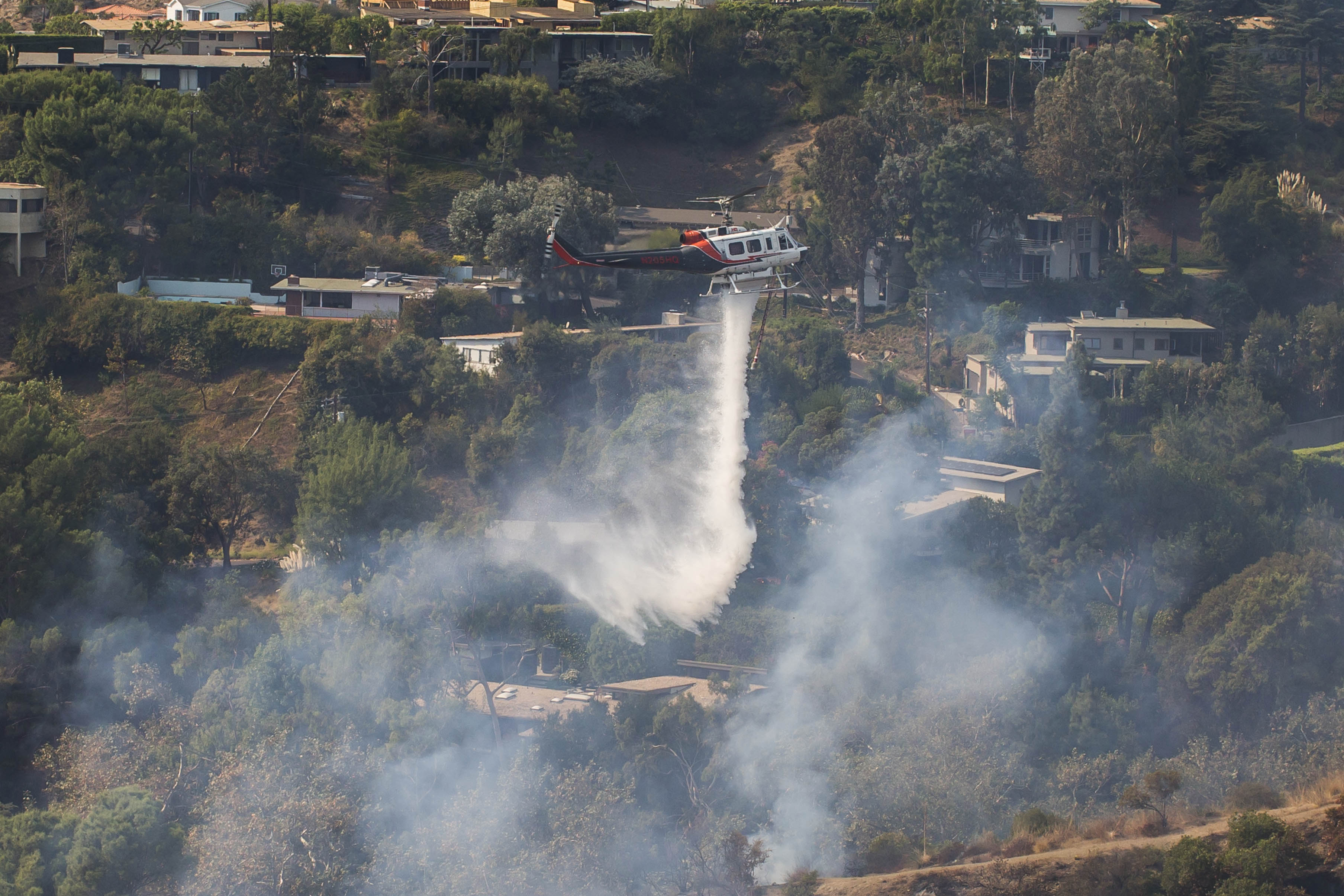 Miles evacuan por incendio en Los Ángeles, incluidos LeBron James y Schwarzenegger