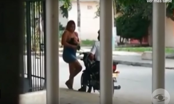 ¡Le mostró los SENOS! Captan a esposa de Mauro Urquijo coqueteando con un mototaxista (Video)