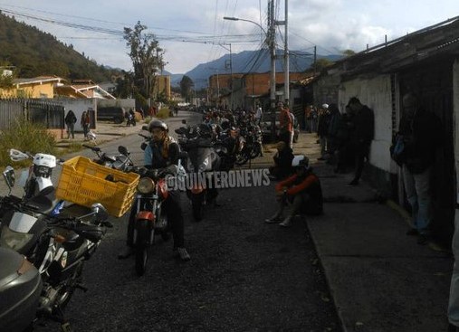 Así amaneció la MEGA COLA de motorizados para surtir gasolina en Mérida #16Oct (Foto)
