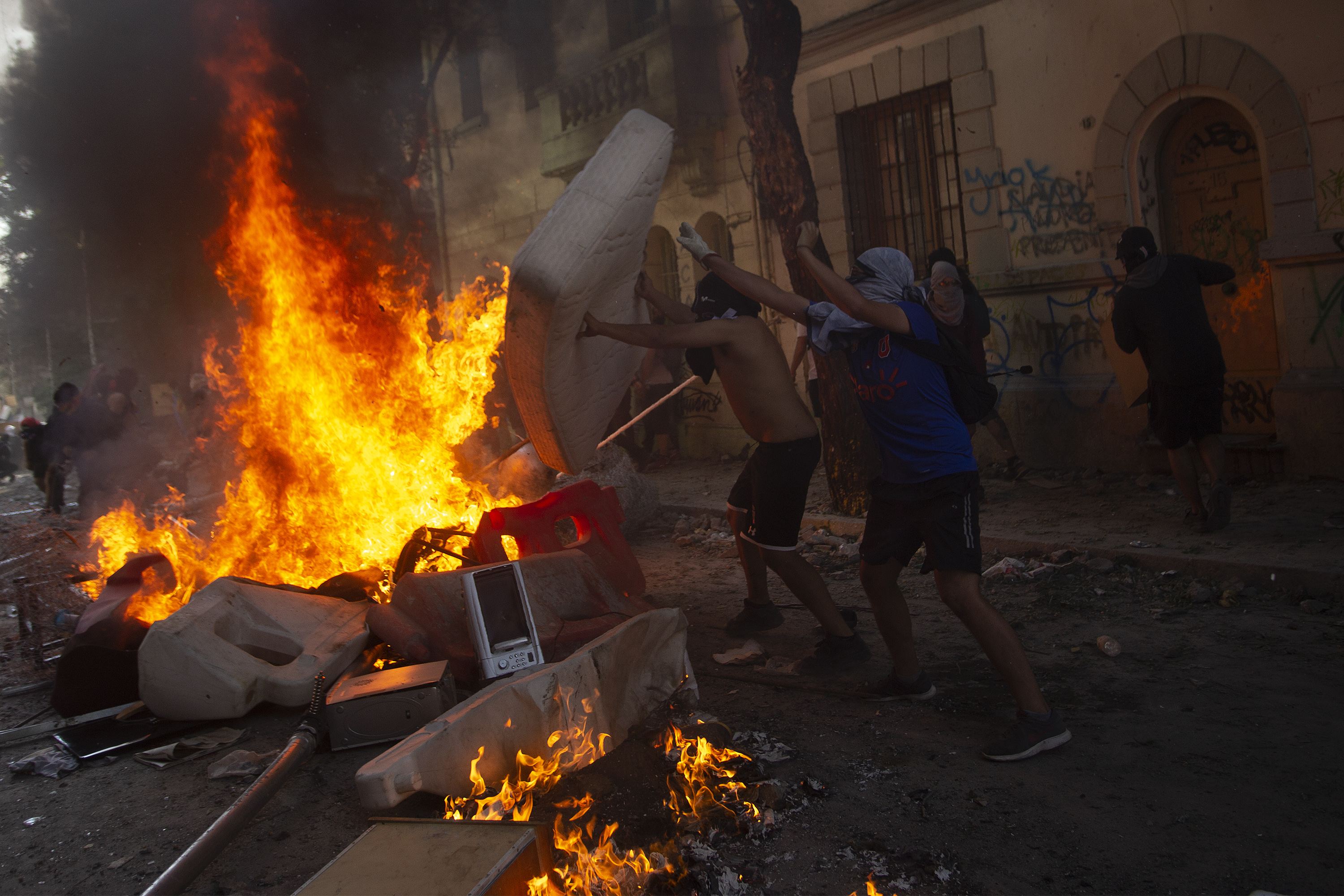 Chile vivió una nueva jornada de protestas que culminó en vandalismo y saqueos (VIDEOS)