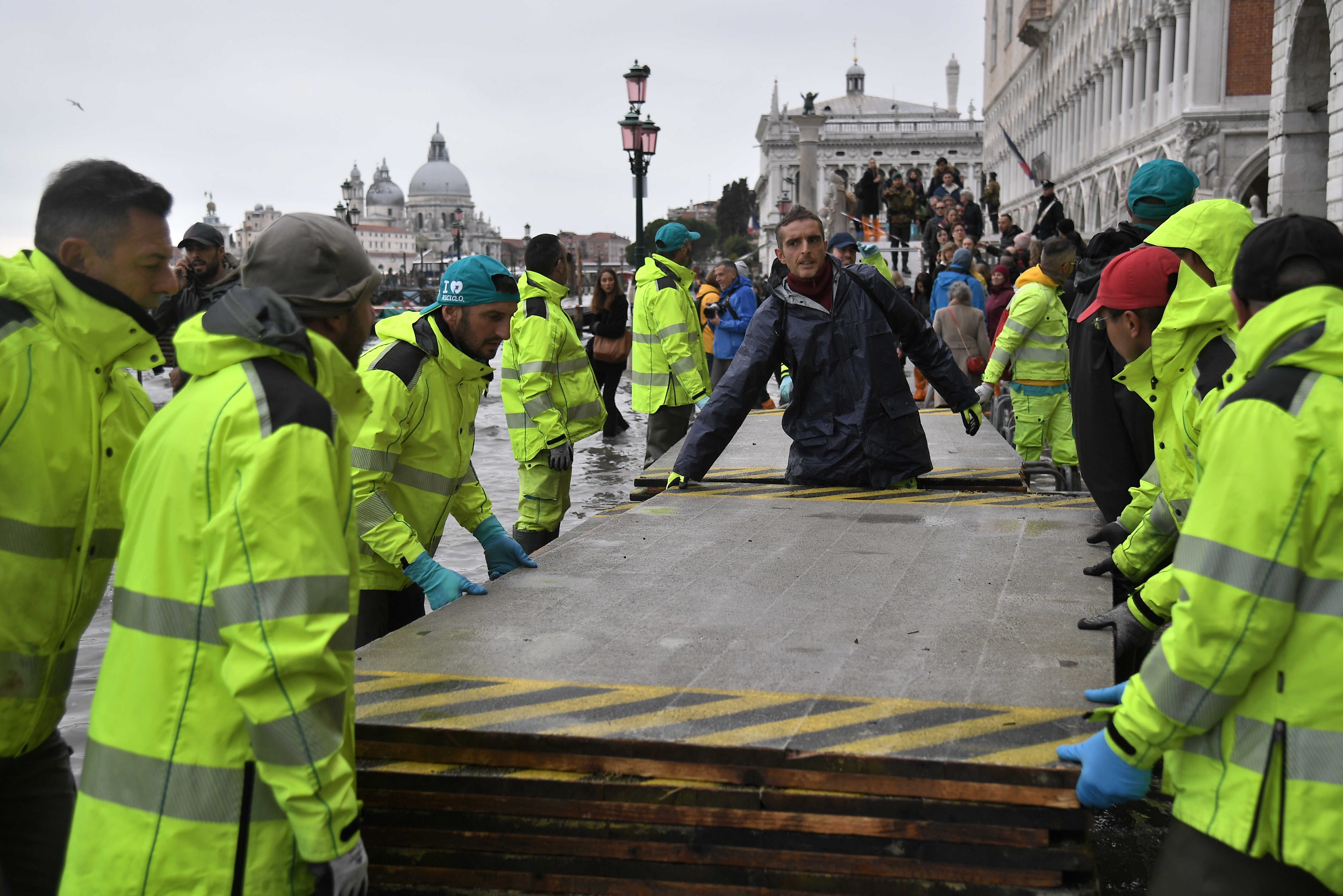 Al menos un muerto por inundaciones en Venecia