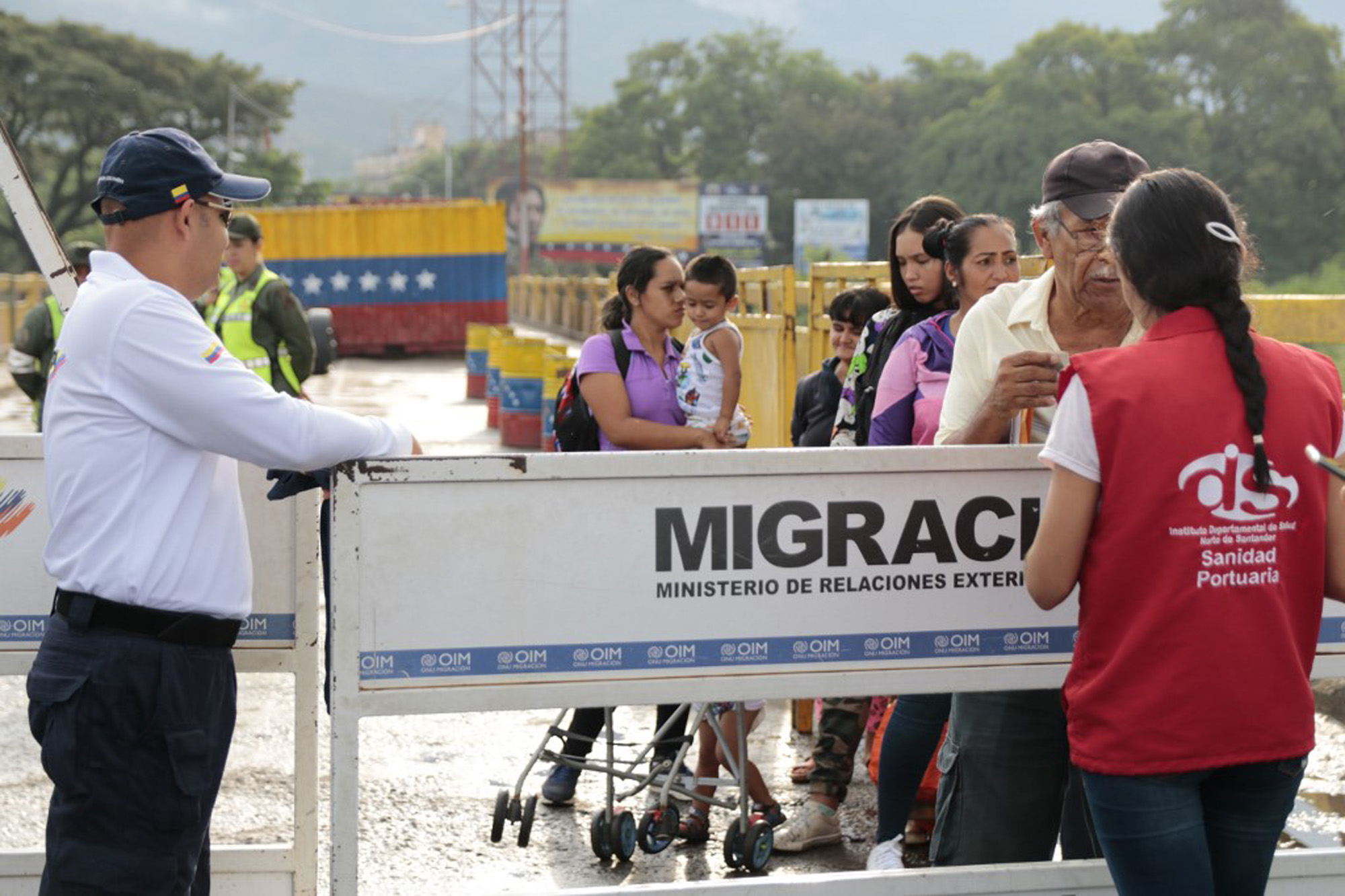 Colombia exigirá el uso de mascarillas a migrantes que cruzen la frontera con Venezuela (Video)