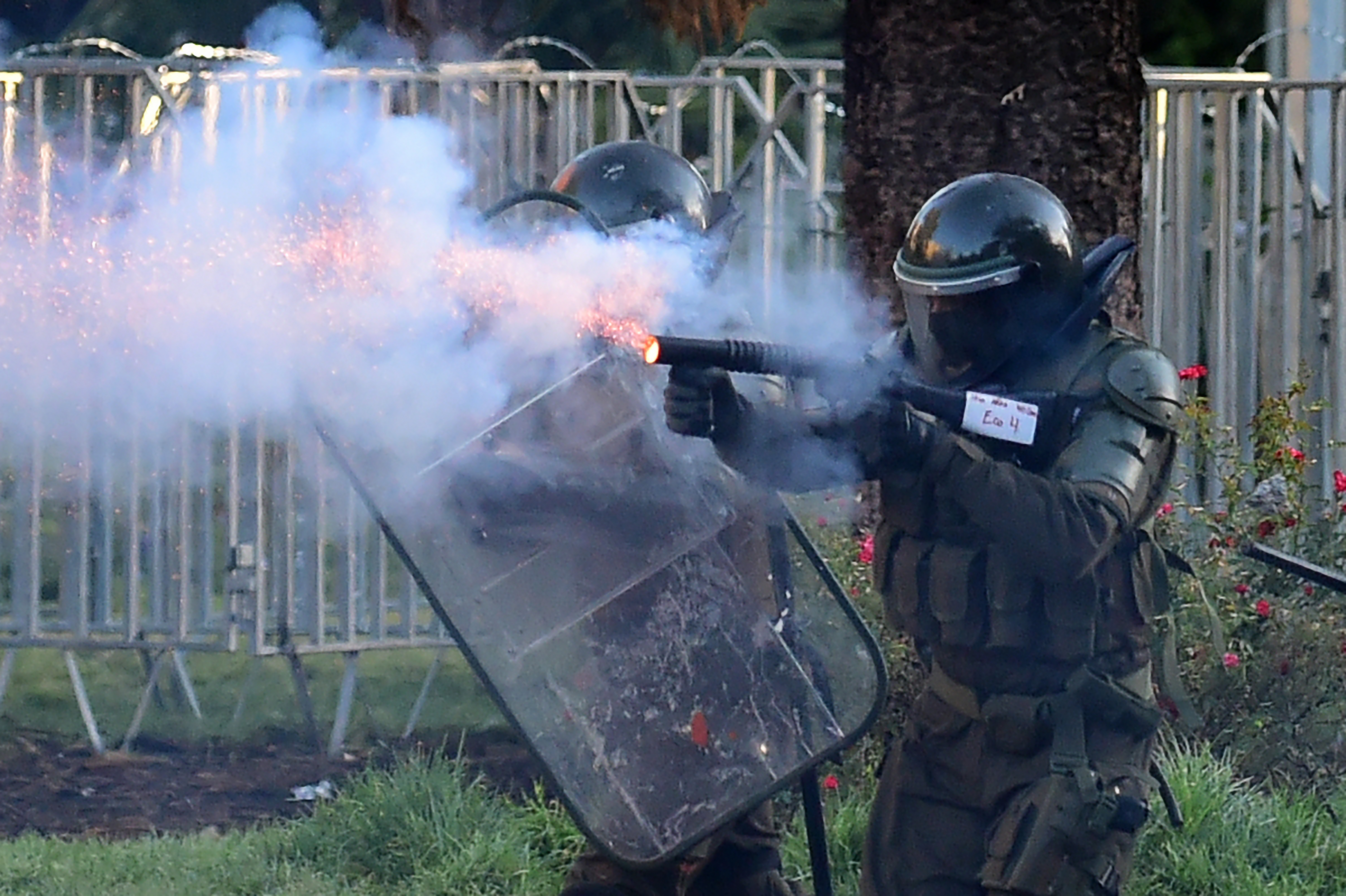 Tribunal de Chile dicta prisión preventiva a policías por torturas a joven en protestas