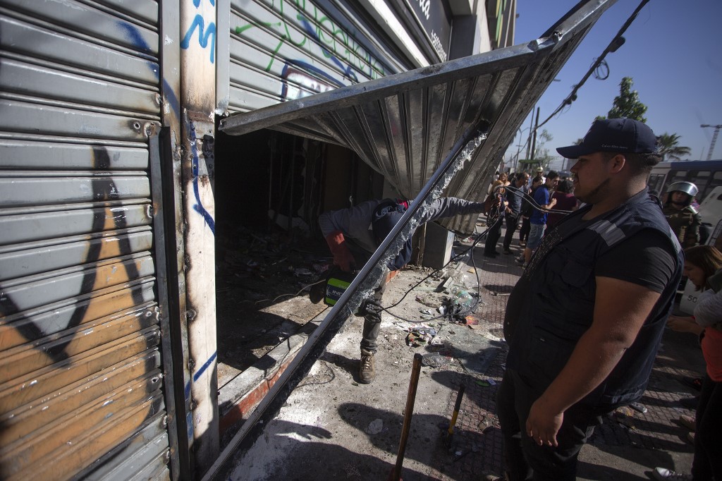 Chile respira violencia y salida a la crisis social se aleja