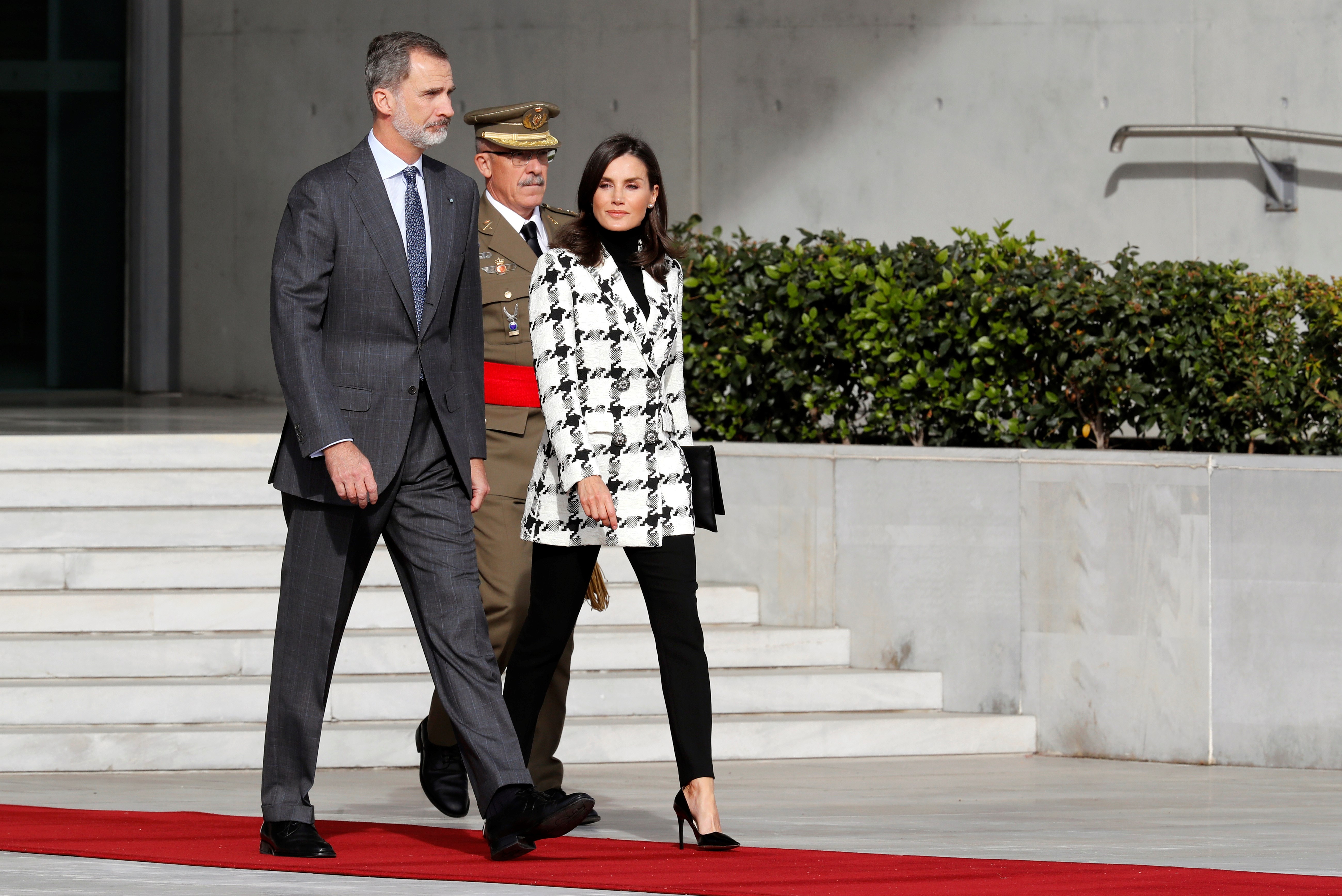 La Reina Letizia rompe el protocolo para tomarse un selfie