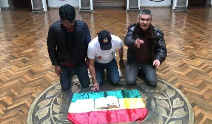 Civiles y policías acuden al Palacio de Gobierno para exigir renuncia de Evo Morales