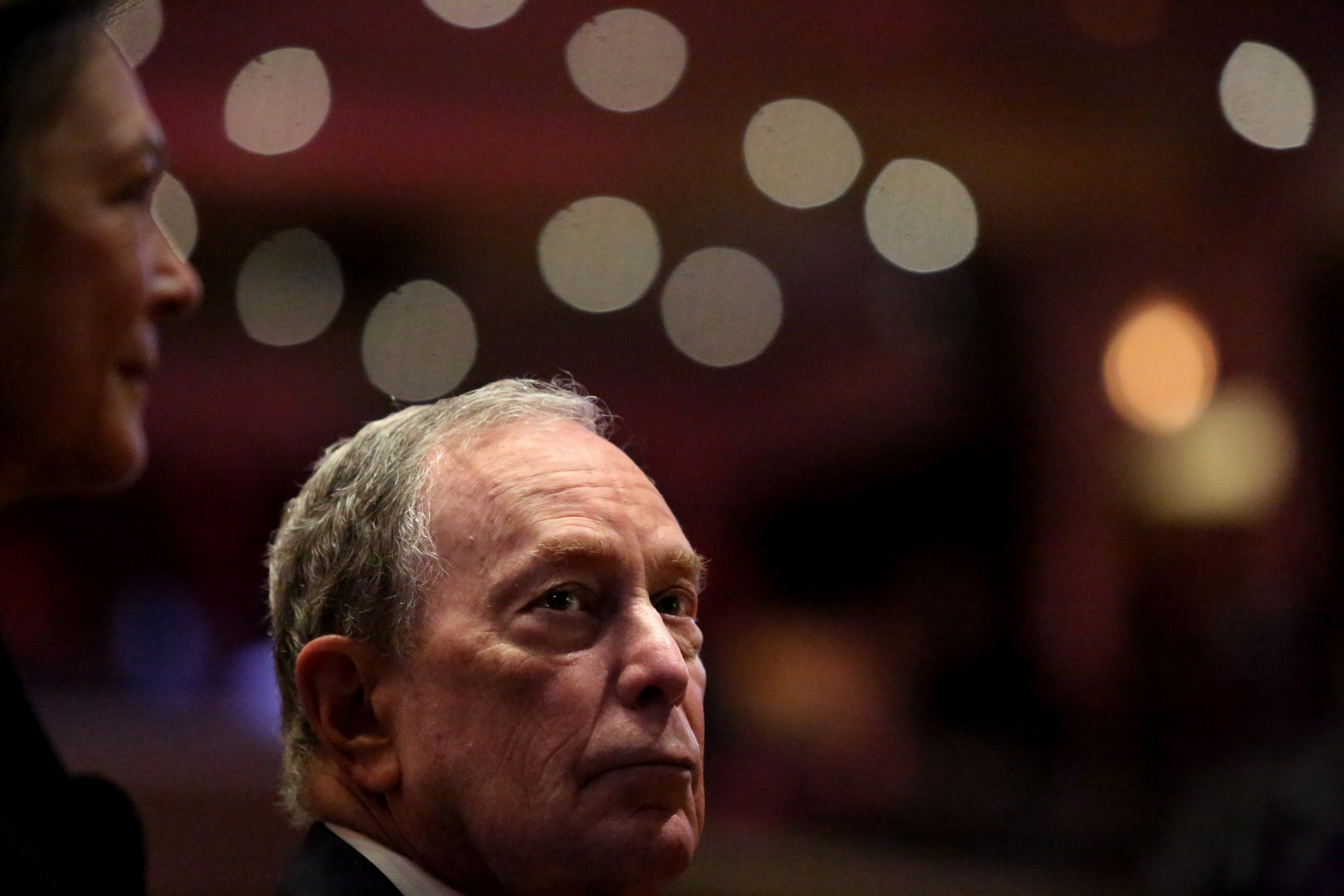 Michael Bloomberg pide perdón por política contra la delincuencia que perjudicó a minorías