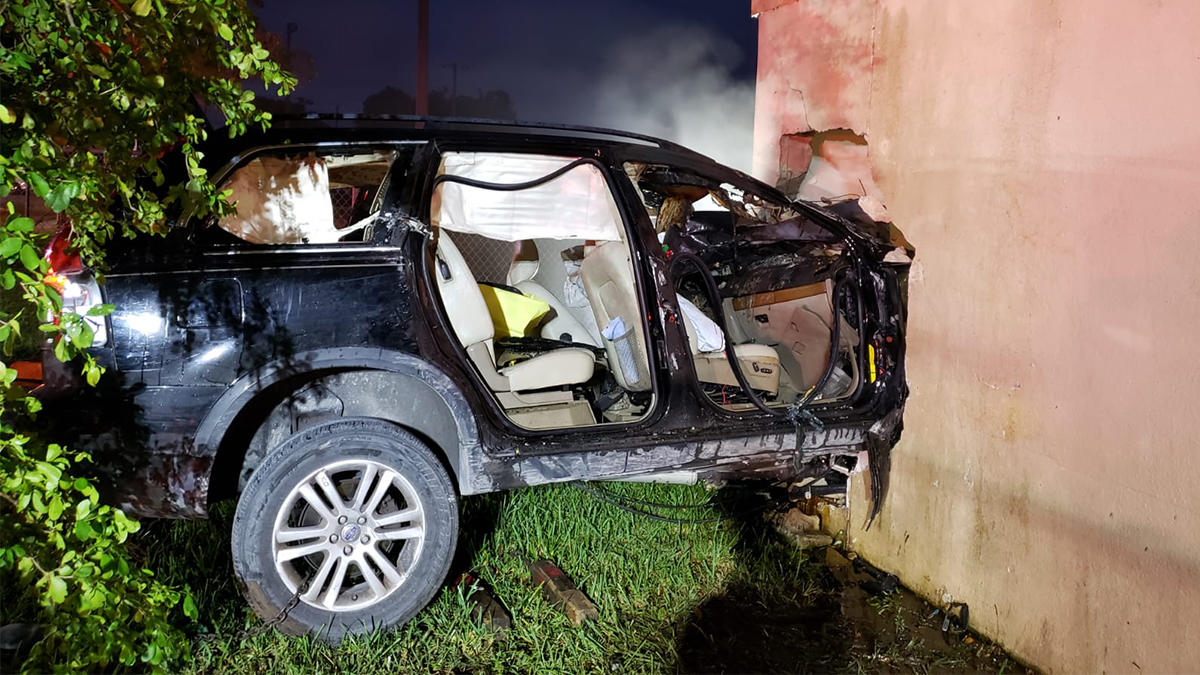 Auto chocó contra colegio en West Little River en Miami