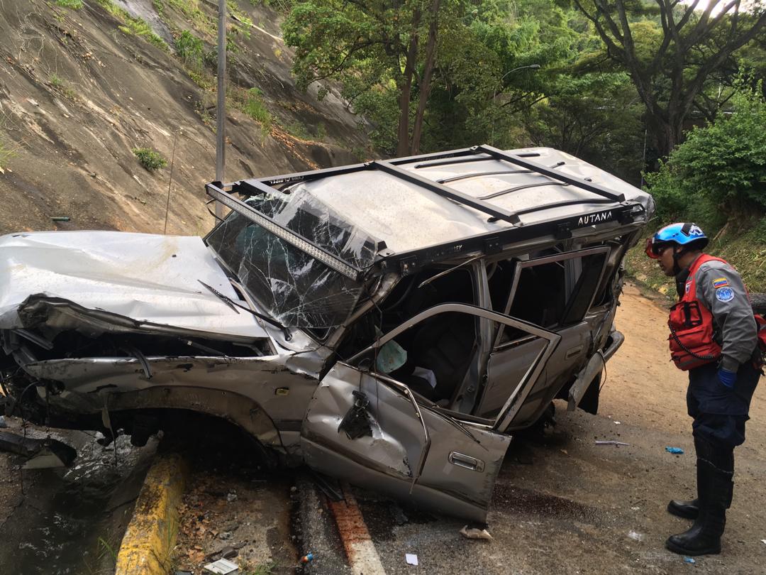 Conductor resultó lesionado tras volcarse en la Cota Mil (Fotos)