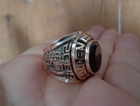 Anillos de graduación se quedan en el mostrador