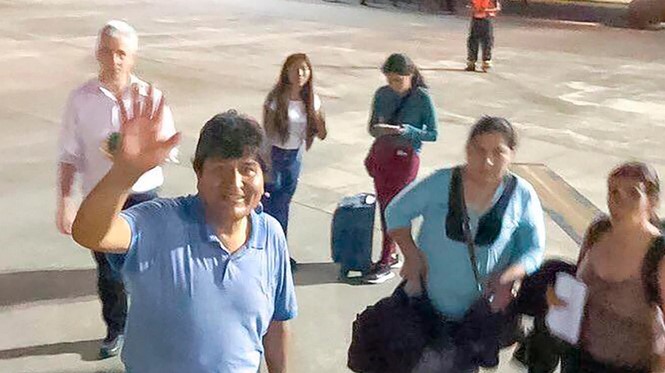 Quiénes acompañan a Evo Morales en el avión