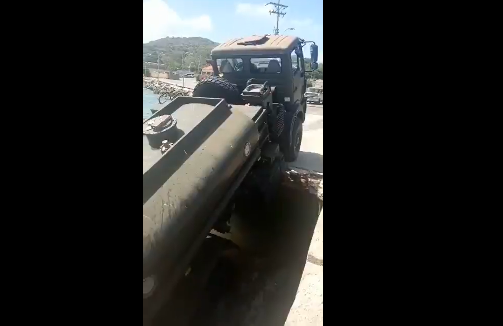 Cisterna del Ejército se hundió en muelle de Nueva Esparta (VIDEO)