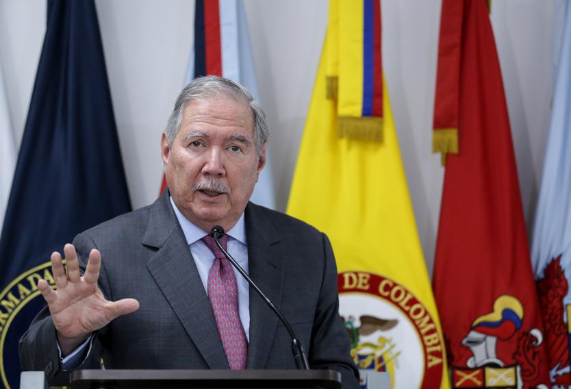 Renuncia ministro de Defensa de Colombia acosado por críticas a política de seguridad